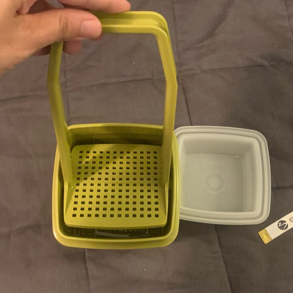 Tupperware pickle container - Picture 10 of 11